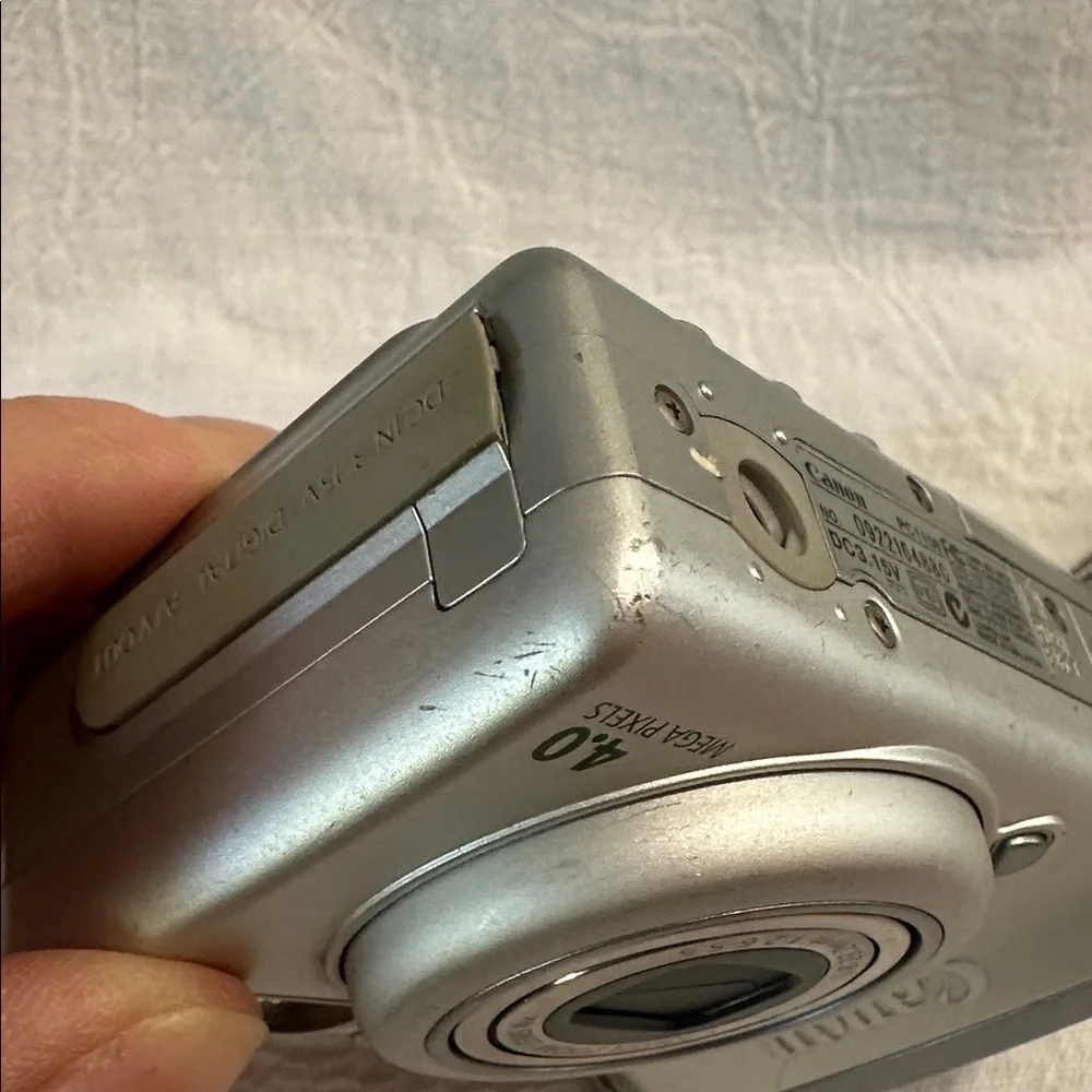Canon PowerShot A520 Digital Camera 4.0 MP Silver PARTS ONLY ISSUE WITH SHUTTER
